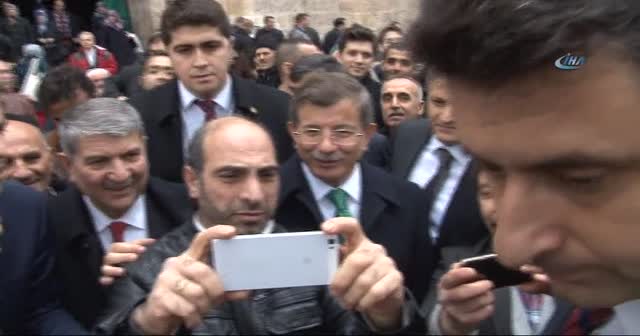 Davutoğlu'nun papağan ile zor anları