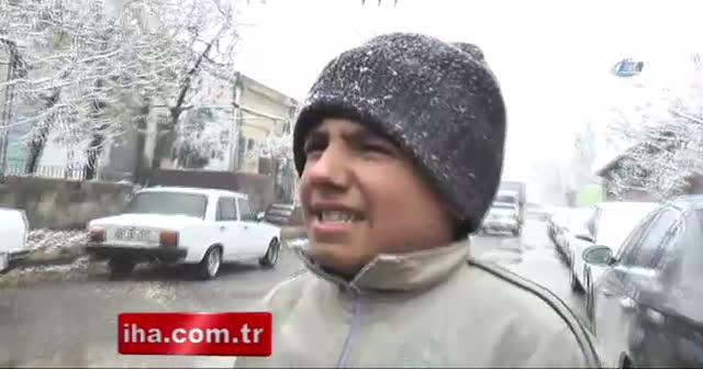 Delik ayakkabısı kardan korumak için ayaklarına poşet giyiyor