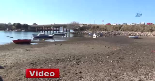 Deniz çekildi, tekneler karaya oturdu