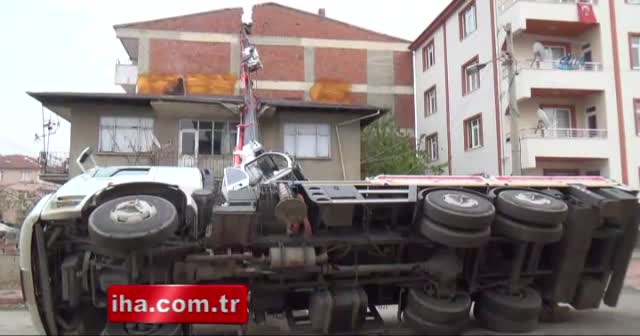 Devrilen vinç 2 binaya zarar verdi