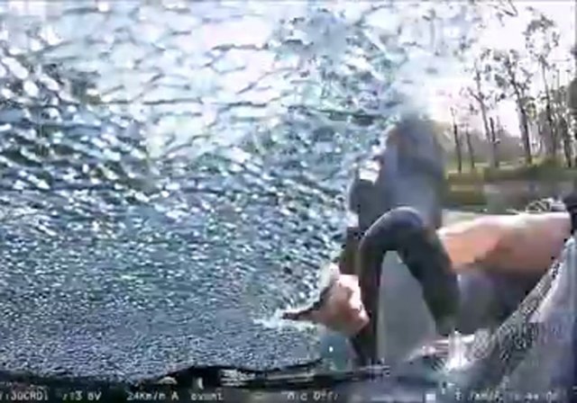 Dikkatsiz motosikletli otomobile çarptı