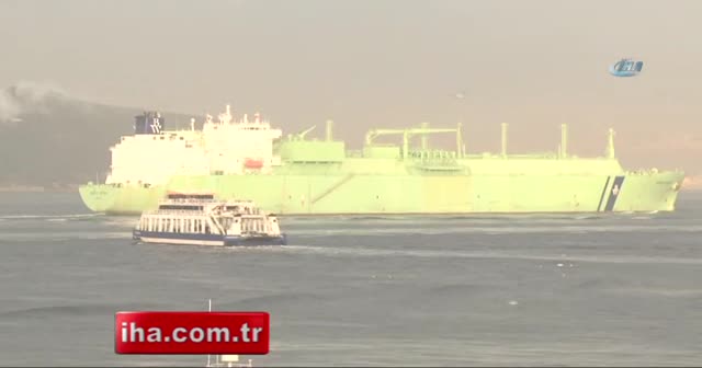 Doğalgaz tankeri boğazı kapattı