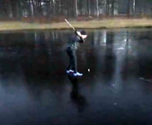 Donmuş gölette golf suda bitti