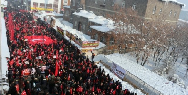 Eksi 25 derecede ‘teröre lanet’ yürüyüşü