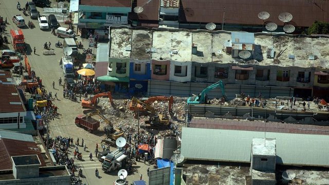 Endonezya'daki deprem havadan görüntülendi
