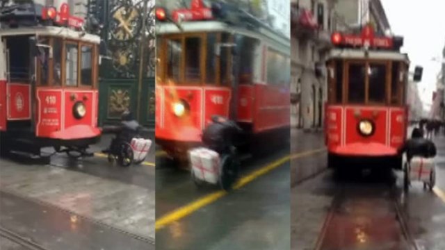 Engelli vatandaşın İstiklal’de böyle ilerledi
