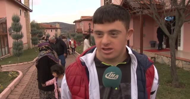 Engelliler çocuklar göbek attı, fidan dikti