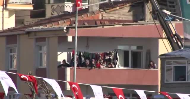 Erdoğan’ı görebilmek için çatılara çıktılar