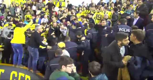 Fenerbahçe maçında taraftarlar arasında gerginlik