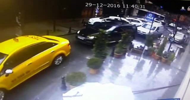 Fırtınanın uçurduğu boru ok gibi saplandı