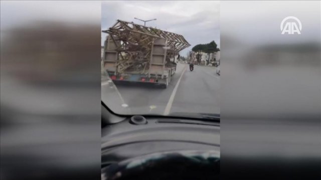 Gelişigüzel yüklenen elektrik direkleri korkuttu