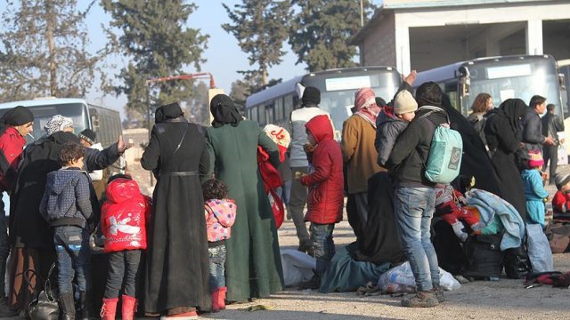 Halep'teki sivillerin tahliyesi sürüyor