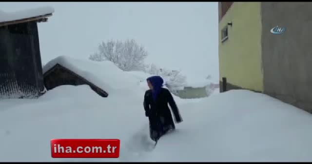 İnsan boyunu aşan kar hayatı felç etti