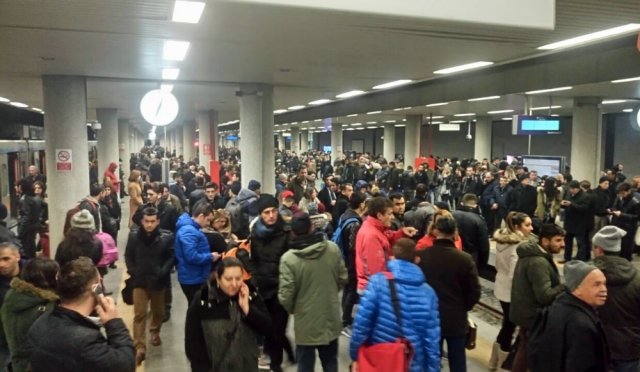 İş çıkış saatinde metro arızası izdihama neden oldu