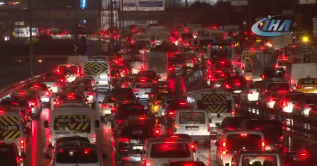 İstanbul’da hava muhalefeti trafiği durma noktasına getirdi