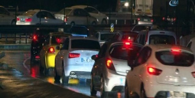 İstanbul'da kar etkisini arttırarak devam ediyor