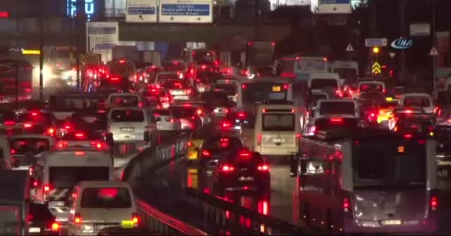 İstanbul’da kar, trafiği felç etti