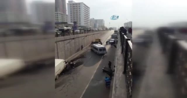 İstanbul’da minibüs alt geçide uçtu