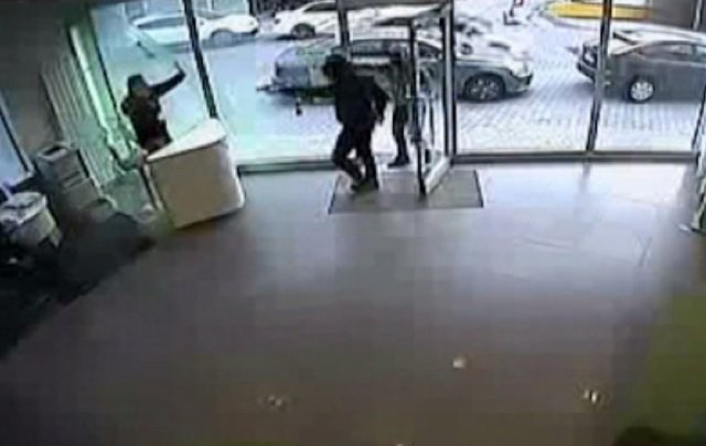 İstanbul’da silahlı banka soygunu kamerada