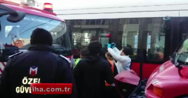 İstanbul'da tramvay kazası! 1 kişi öldü, seferler durdu