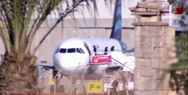 Kaçırılan uçaktaki yolculardan 25’i serbest bırakıldı