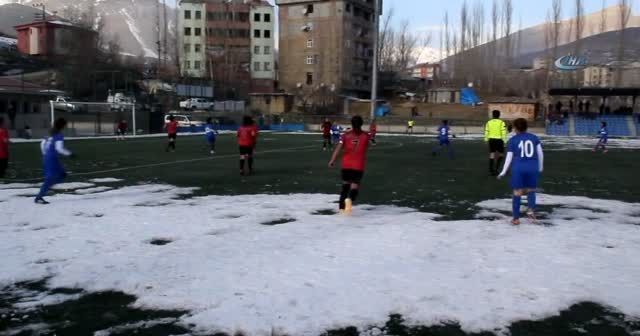 Kadın futbolculardan şehitlere saygı