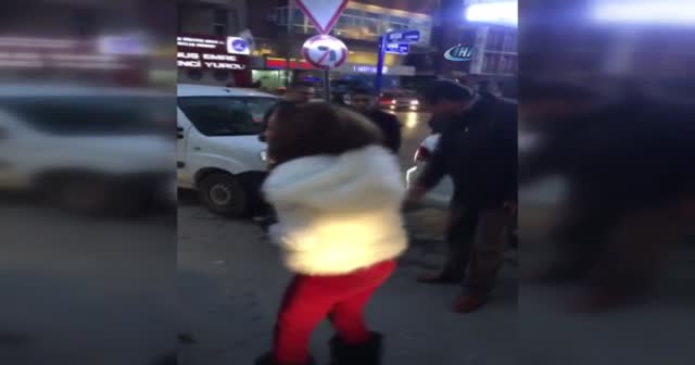 Kadından kadına şiddet! Şaç saça baş başa kavga ettiler...