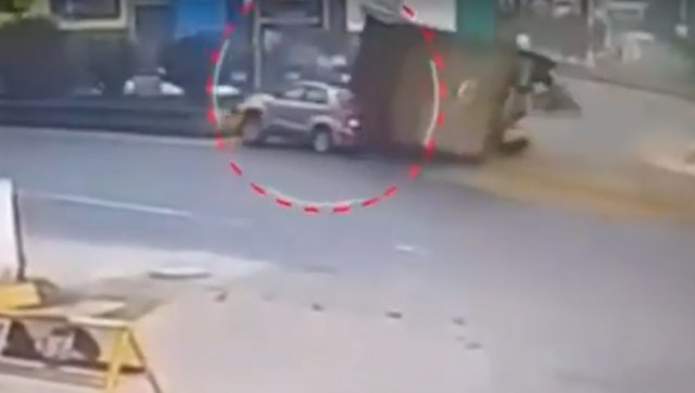Kamyon aracı hurdaya çevirdi: 1 ölü