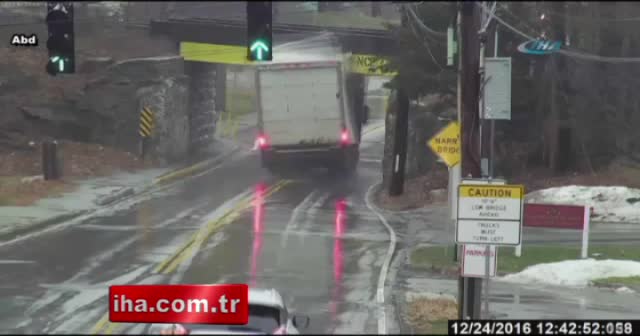 Kamyon geçite böyle çarptı