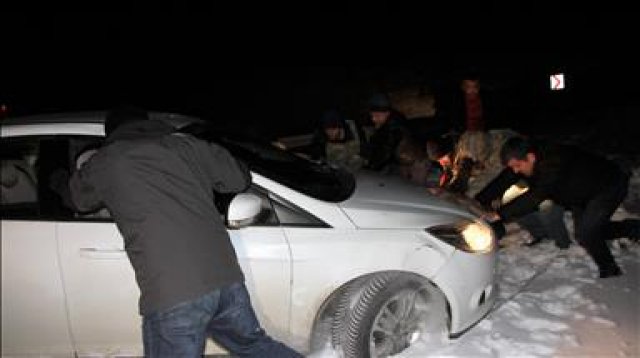 Karda mahsur kalan 3 kişi kurtarıldı