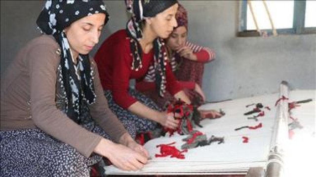 Köyün 'bacasız fabrikaları' halı tezgahları