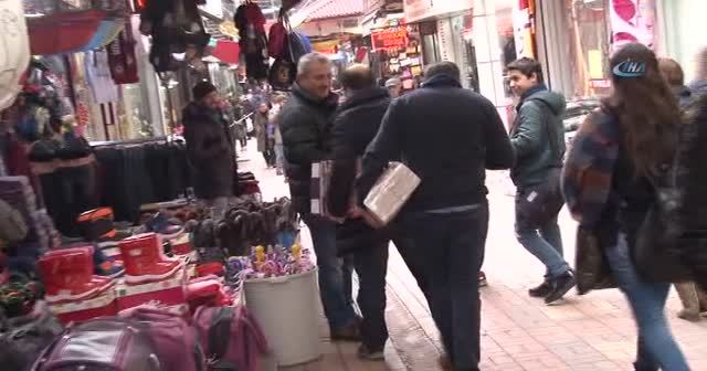 Kulüp başkanı kapı kapı gezip takvim satıyor