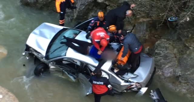Maden işçileri otomobille 20 metreden uçtu: 1 ölü, 1 yaralı