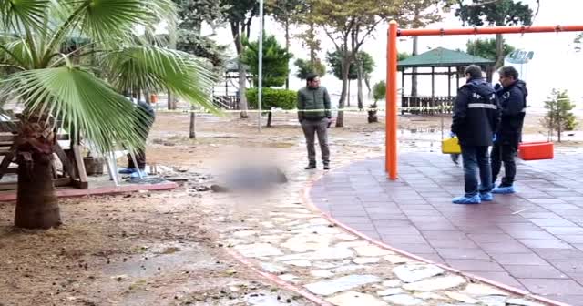 Mersin'de parkta yanmış ceset bulundu