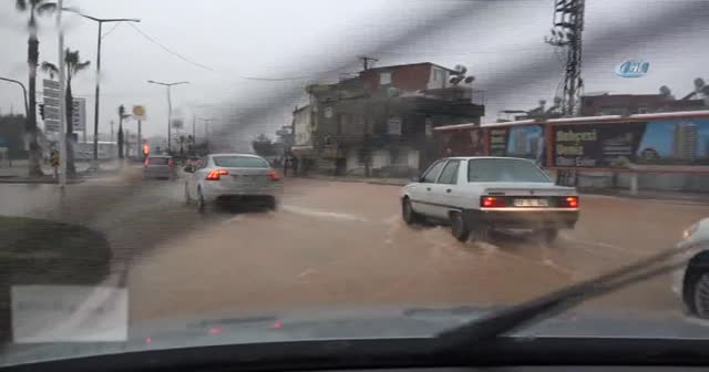 Mersin'de sel... Araçlar suya gömüldü