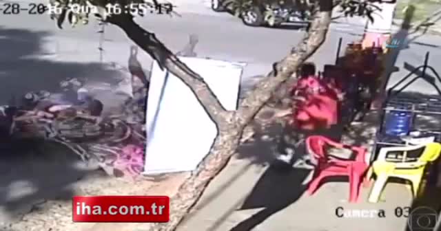 Motosiklet anne ve kızına böyle çarptı