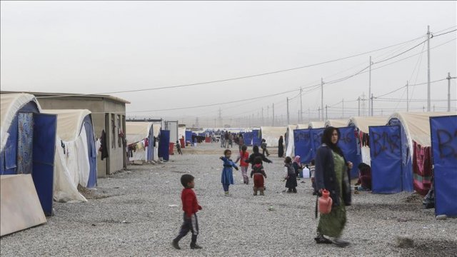 Musul'dan kaçan siviller zorlu kış şartlarıyla mücadele etmeye çalışıyor