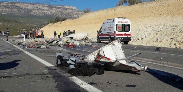 Mut’ta kamyon devrildi: 2 ölü