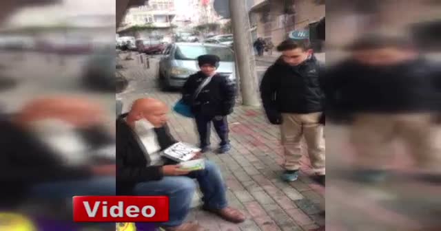 Öğrencilerin duygularını sömüren dilenci kamerada