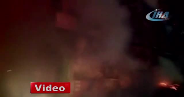 Okul ve caminin yanındaki metruk binalar alev alev yandı