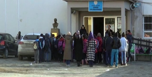 Ölen arkadaşlarının yokluğunda derse girdiler