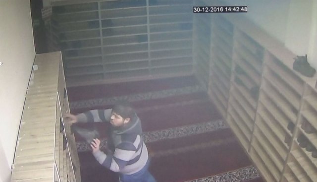 Önce kokladı sonra çaldı