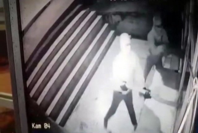 Önce silahla, ardından sopalarla!