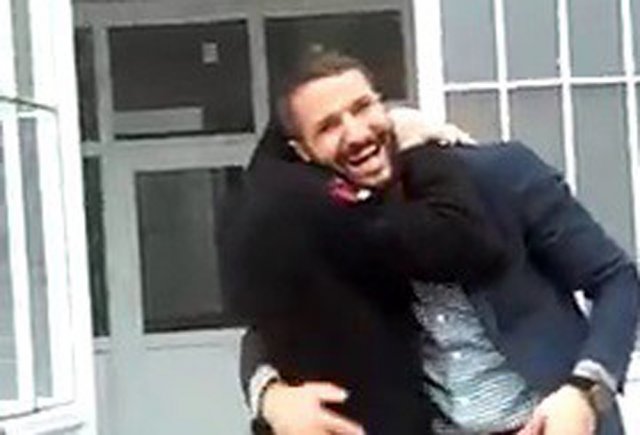 Otizmli öğrencisini mutlu etmek için okula kamyon getirdi