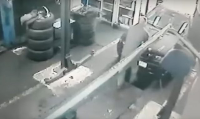 Oto teknisyeni tamirhane kanalına düştü