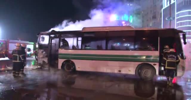 Otobüs alev alev yandı, yolcular son anda indi