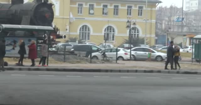 Otobüs durağındaki kadın kavgası kamerada