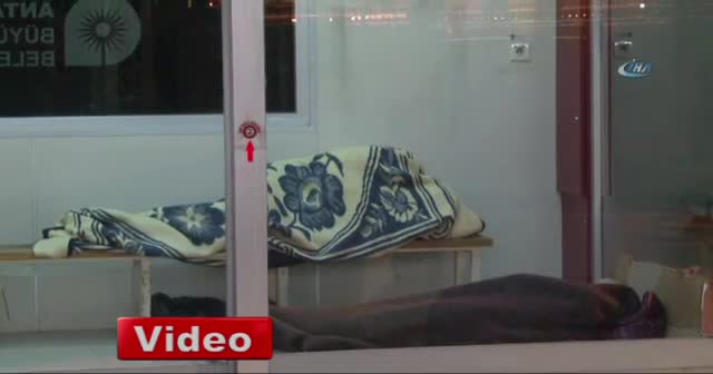 Otobüs durakları evsizlere yuva oldu