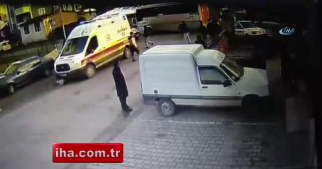 Otomobil ile kamyonetin çarpışma anı güvenlik kamerasında
