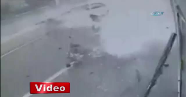 Otomobil ile otobüs böyle çarpıştı